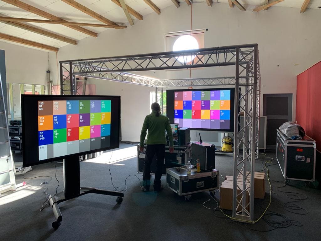 Zwei TRUE dvLED Displays zeigen Farbfelder mit den gemessenen RGB-Werten