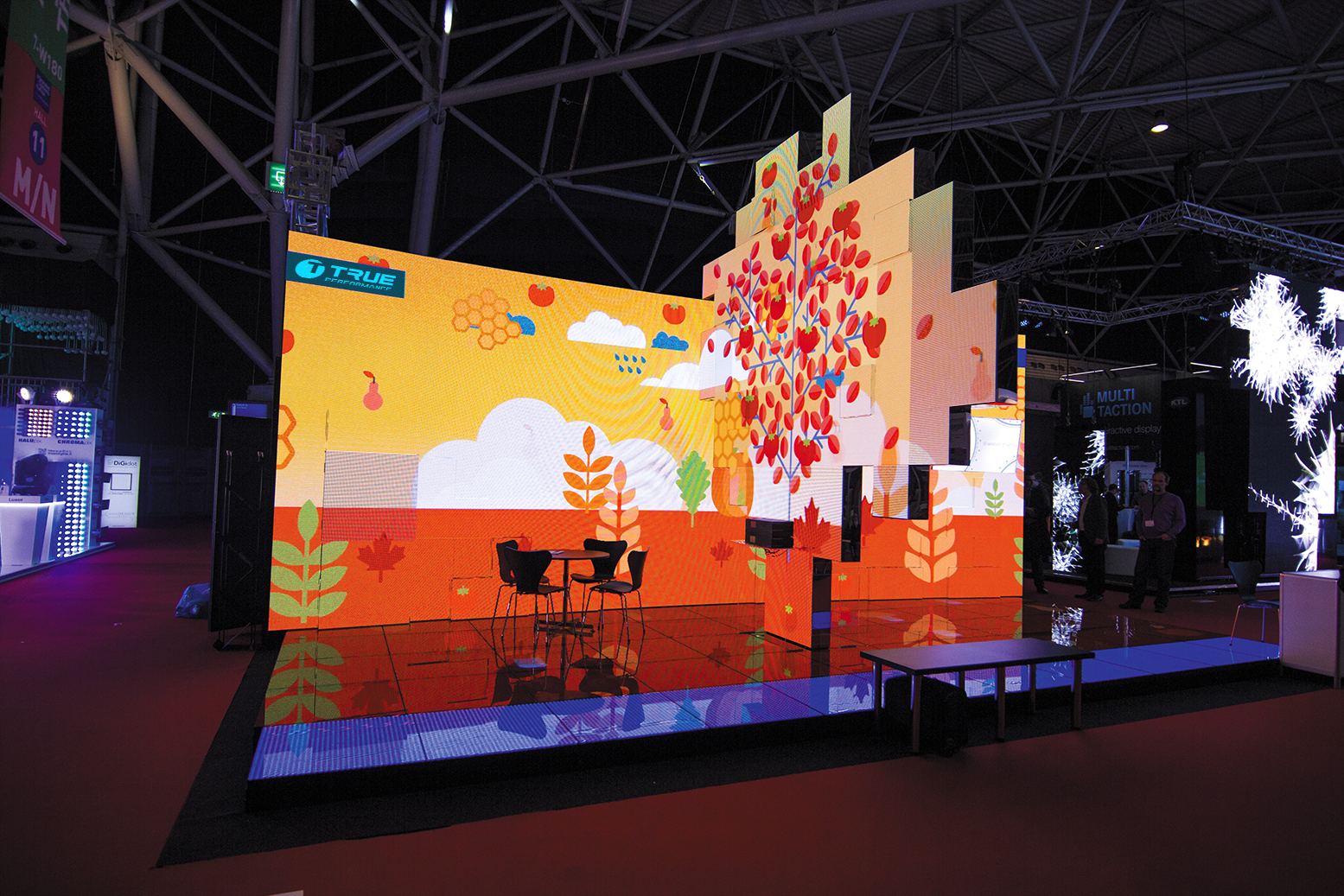 Kreativer LED-Baum aus TRUE dvLED-Panels
