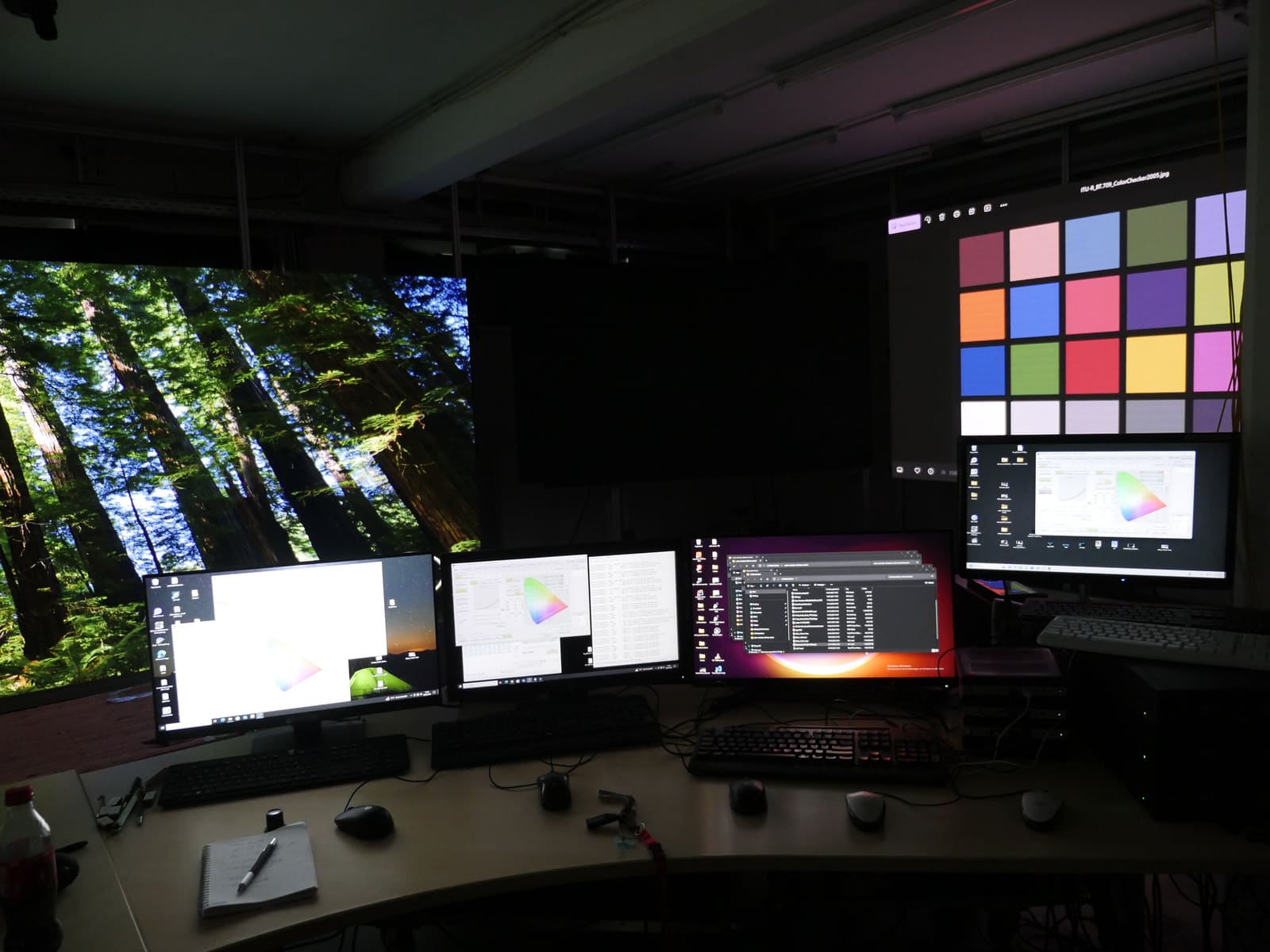 Messplatz mit Colorimetrie-Software und Farbreferenzkarte auf der TRUE LED-Videowand